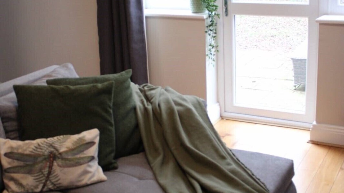 Wythenshawe House | 3brs,2.5bthrms, WIFI, gated parking for 2 cars, Discount on Long Term bookings!