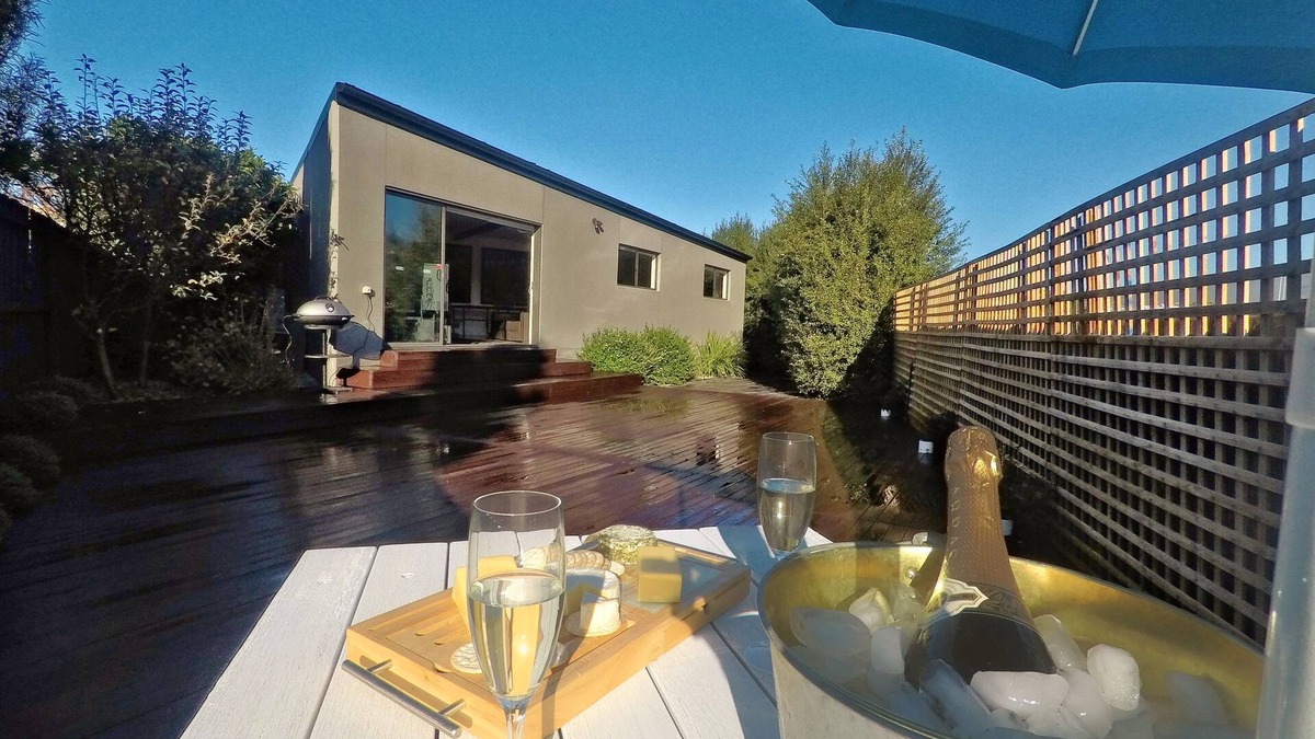 Glenorchy House | 3D Cinema, 8 Pinballs, video games, Sleeps 7 - 5mins to MONA