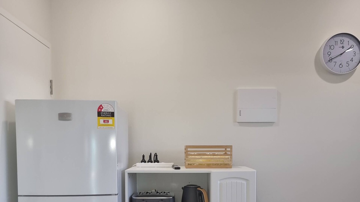 Braitling Apartment | 3km from CBD. One-year-old, modern, self-contained unit with a homely touch.