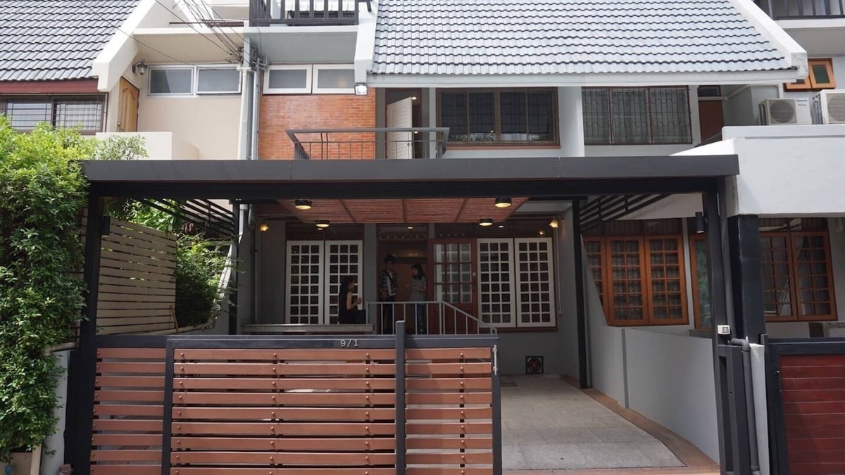 Phra Khanong Nuea House | 3min from BTS, 3BR, cozy & Fashionable h