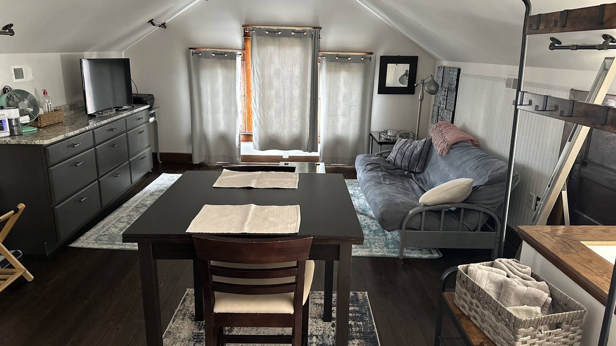 Charleston Apartment | 3rd floor loft apt w historic charm + modern finishes, 1500 block of Lee St East