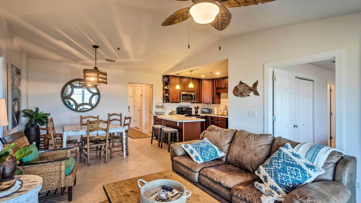 Darien Condo | 3rd-Floor Riverfront Condo: Walk to Downtown Eats!