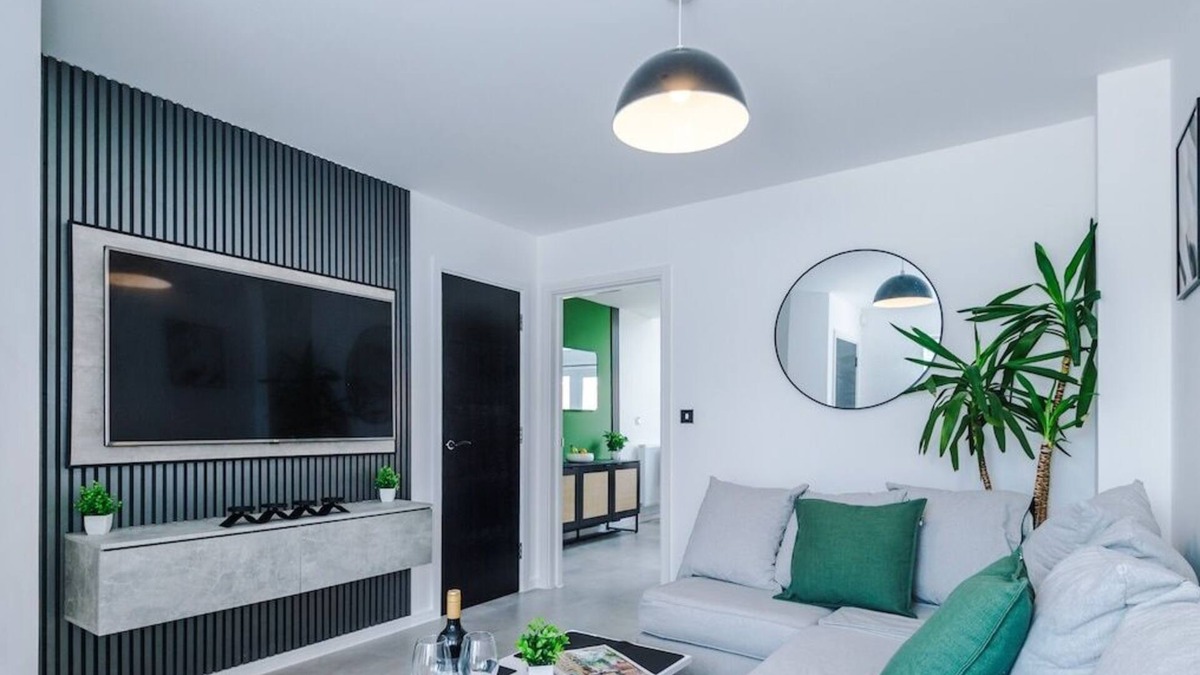 Garden City House | 3x Bedroom House (Sleeps 6) w. Parking