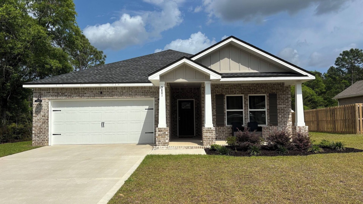 Crestview House | 4.0 Mi. to North Crestview 3-bedroom house, close to Base, Airport and Beach.