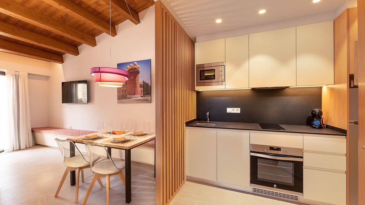 Figueres Apartment | 4-1 Surrealista - Attic Premium