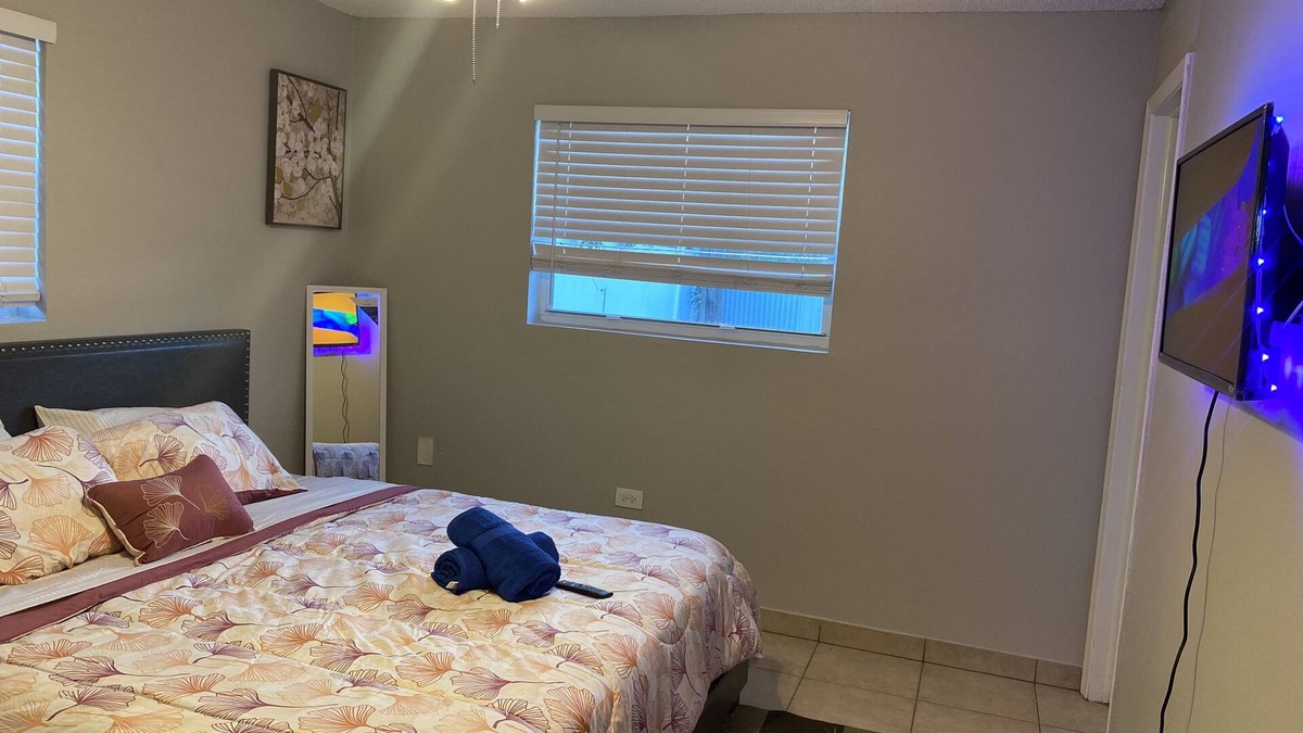 West Hollywood House | 4/2 Home w/pool Near Casino/Beach