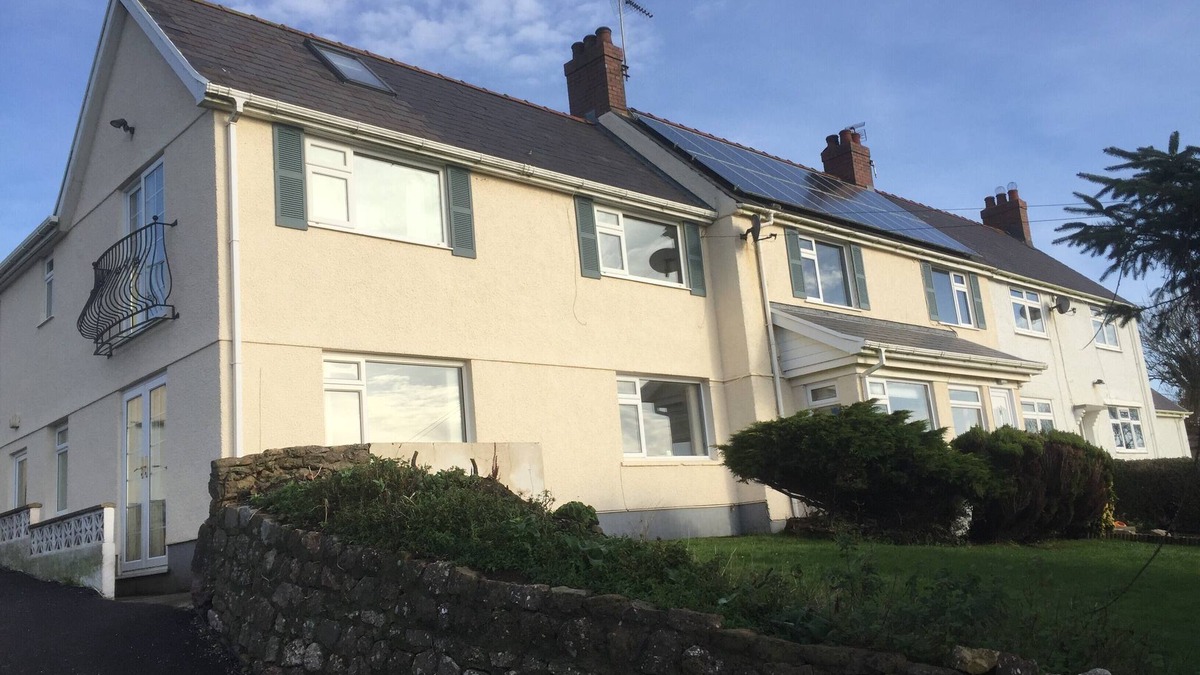 Crynant House | 4-5 BEDROOM HOUSE SLEEPS 8-10 WITH SEA VIEWS & GREAT PATIO FOR ALFRESCO DINING
