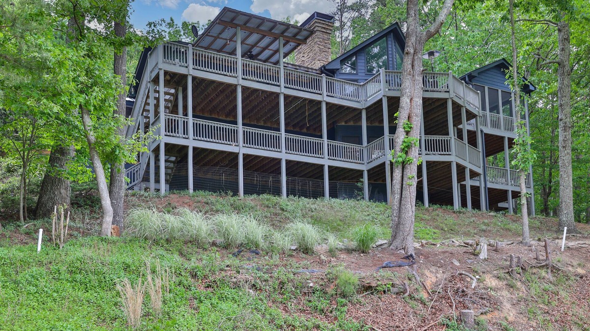 Waleska House | 4.9-Star Rated, Stunning 3600 SF House on Golf Course