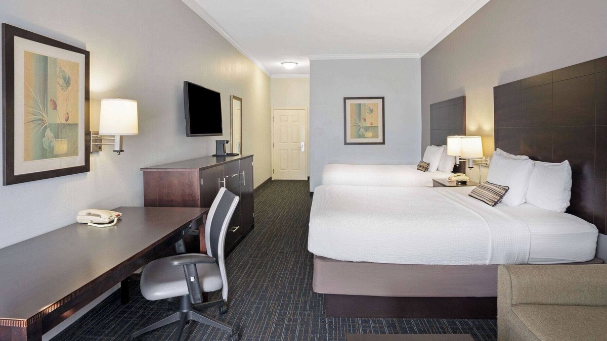 Westchase Hotel | 4 Affordable Rooms Ideal For Family Stay | Free Parking