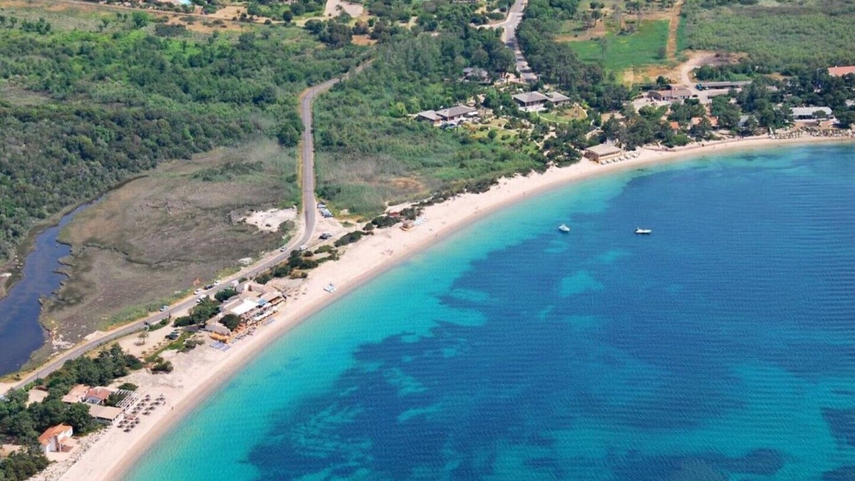 Lecci House | 4* air-conditioned villa with beach 600m away heated swimming pool 28° blanc