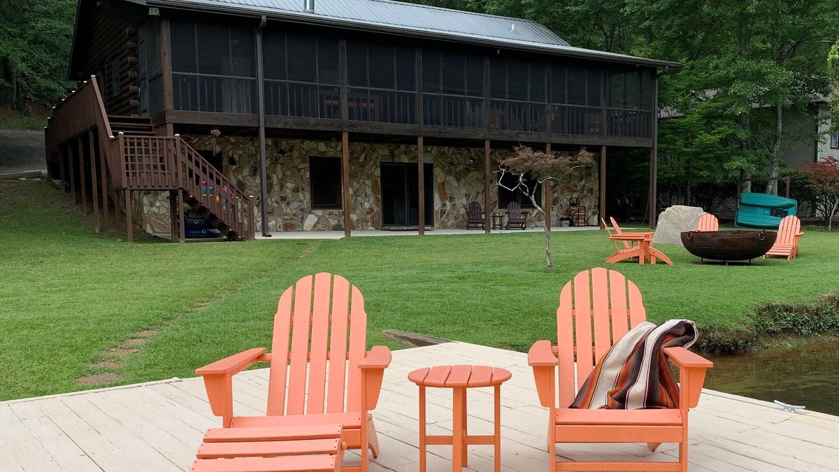 Waleska House | 4 B/R, Flat Lot, Only a few Steps to the Water, Beautiful Lake Front, Quiet Cove