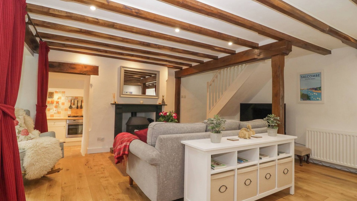 Down Thomas Cottage | 4 BARTON COTTAGES, pet friendly, with open fire in Plymouth