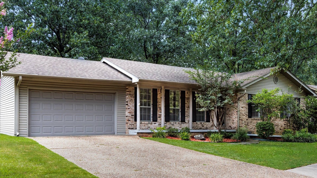North Little Rock House | 4 Bd , 2.5 Ba Home on the Lake in Safe, Convenient Area. Sleeps 12