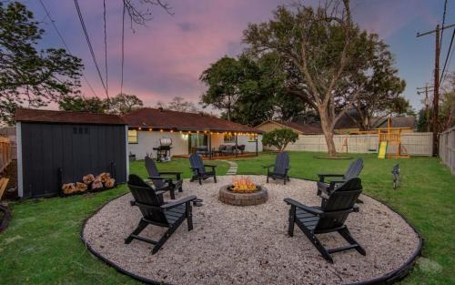 Woodlake - Briar Meadow House | 4-BD Mid-Modern Century with Firepit & Playground