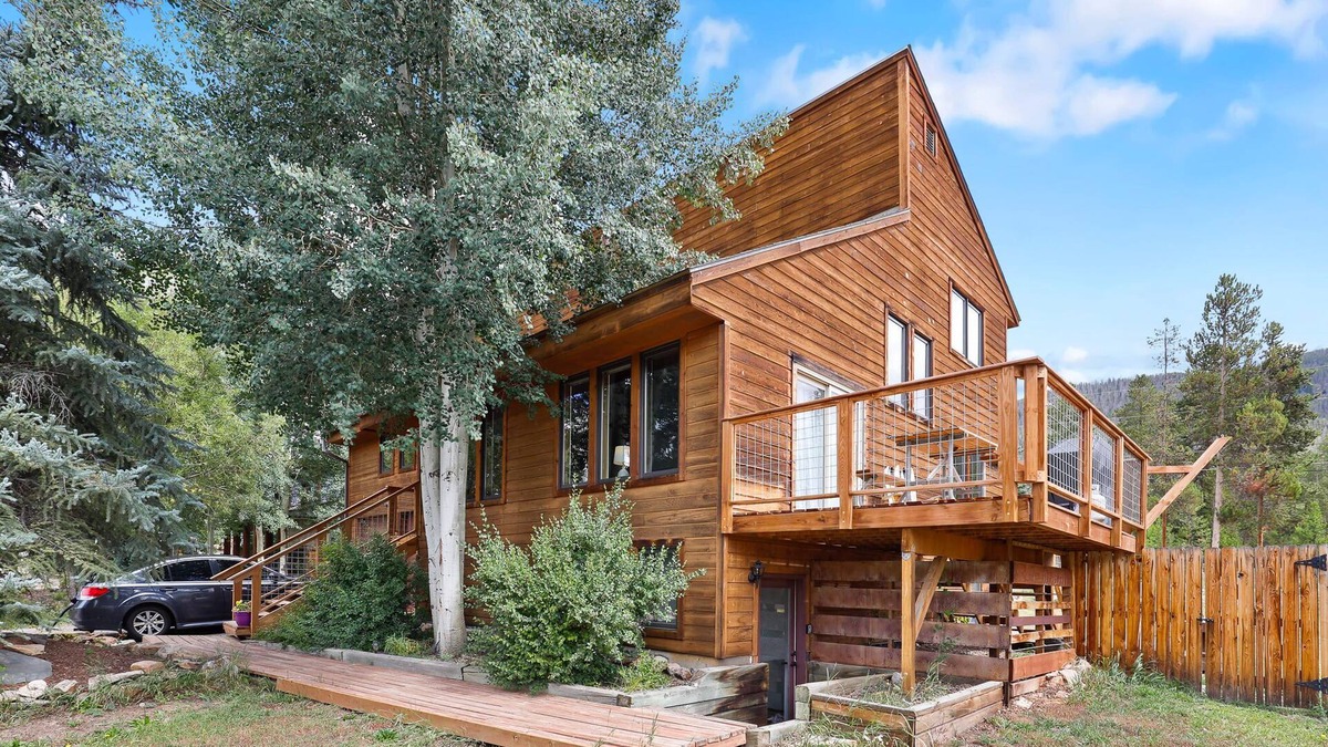Summit Cove House | 4 BDR Getaway Near Golf Course w/ Mountain Views!