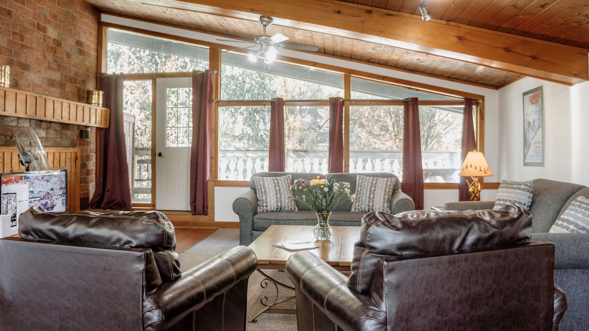 The Blue Mountains Cottage | 4 bdrm Cottage@Blue Mountain, Private Beach Access/BBQ/Pets OK/Near the Village