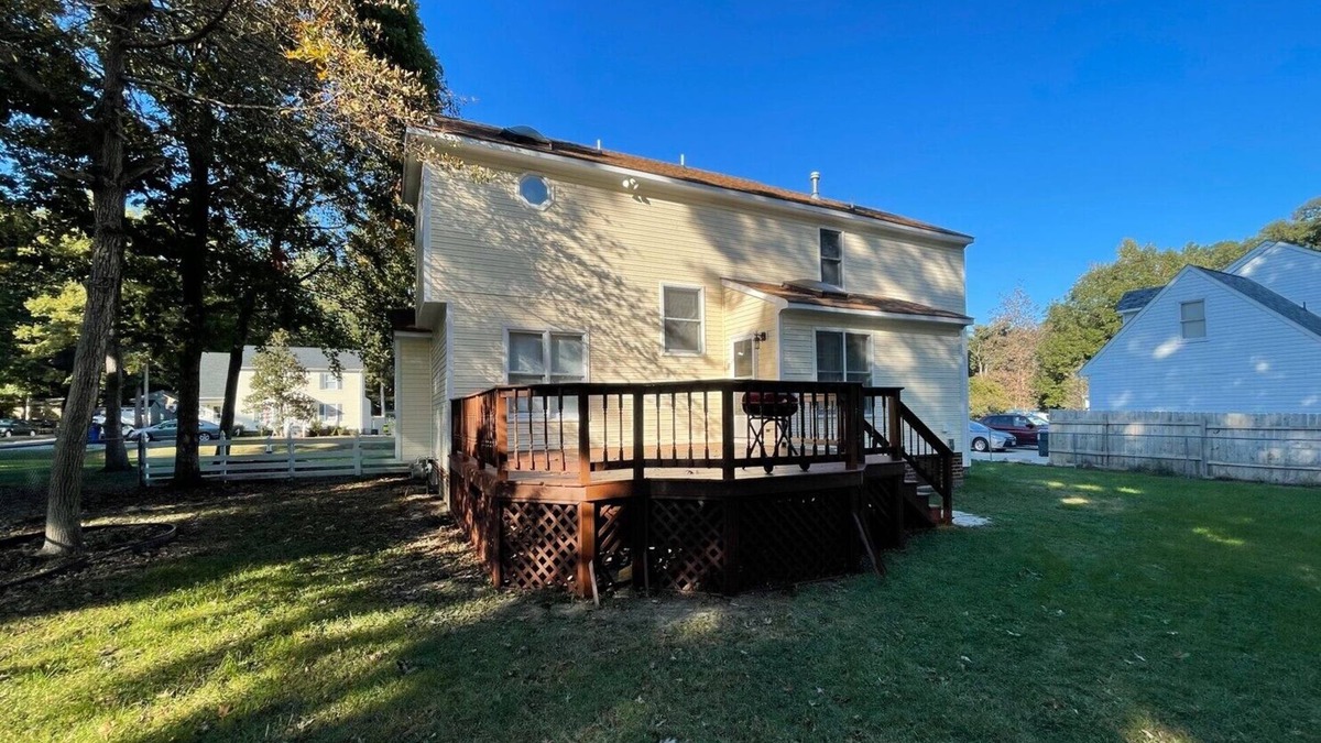 Bermuda House | 4-BDRM home with Office. Deck facing small pond. Executive and Vacation Stays.