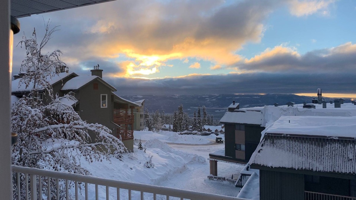 Big White Ski Resort Condo | 4 Bdrm - Ski in/Out Condo - Private Hot Tub! Quick walk to the Village