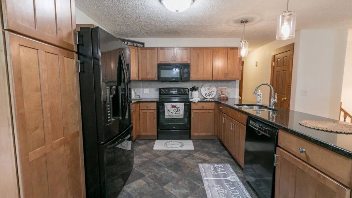 Bon Aqua Cottage | 4-bdrm southern Farmhouse, 30 mins from Franklin w/barn and acres of farmland!