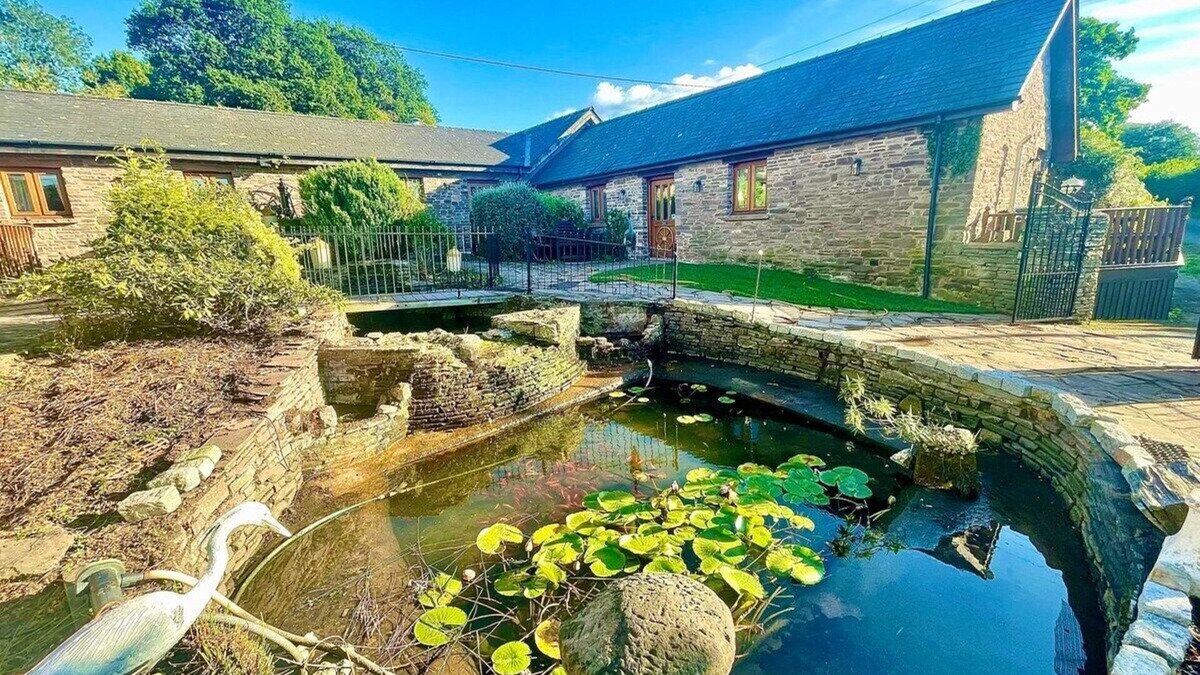 Usk House | 4 beautiful stone barns SlEEPS 17 People