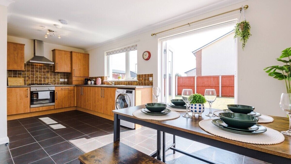 Liverpool House | 4 Bed+2.5 Bath|Contractors + Groups| Free Parking!