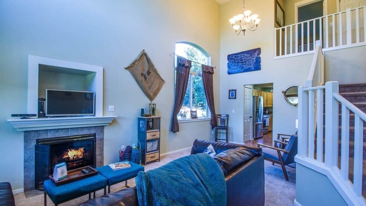 Boyd Acres House | 4 Bed/2.5 Bath, Pet Friendly, Hot Tub, Bend Oregon