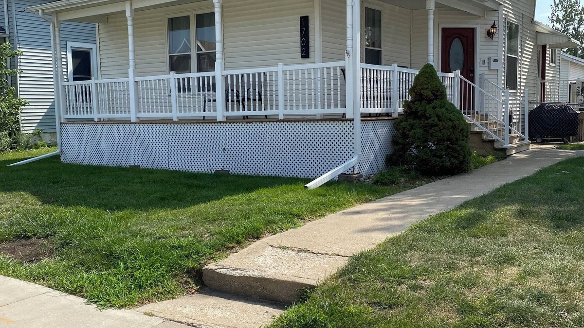 Southwest Area House | 4 Bed 2 Bath Czech Village Cedar Rapids