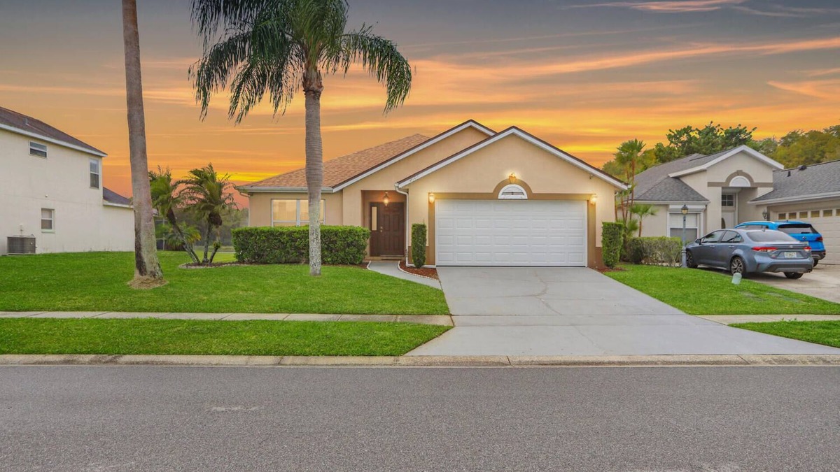 Chatham Park House | 4 bed 2 bath pool home near Disney