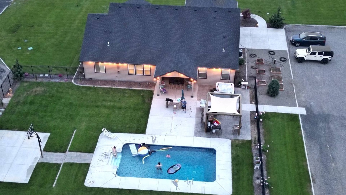 Prosser House | 4 bed 2 bath Sleeps 6 adults 2 children. additional need approved see pricing