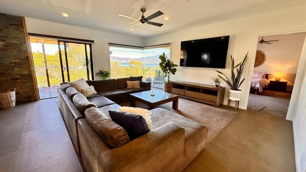 Howrah House | 4 bed 2 Storey House With Views, Spa, Near Beach