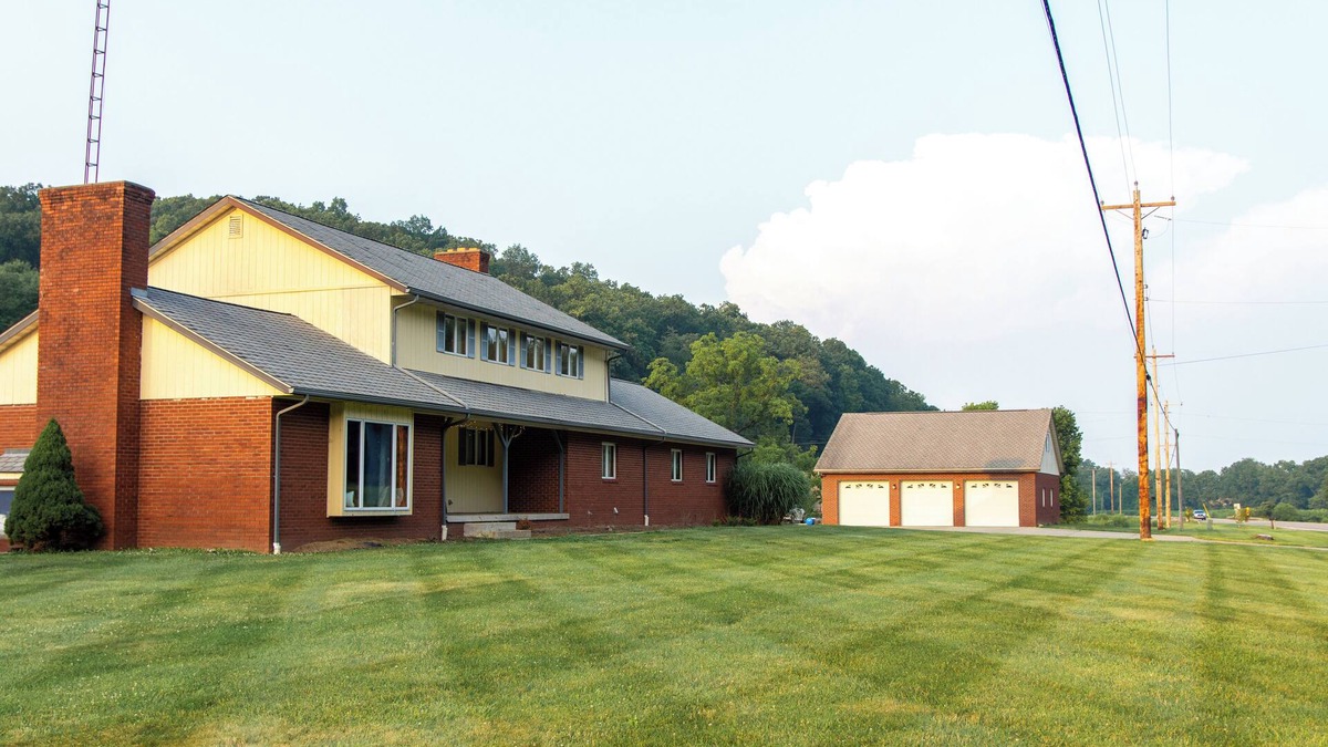 Warsaw House | 4 Bed, 3.5 Bath with in-ground pool