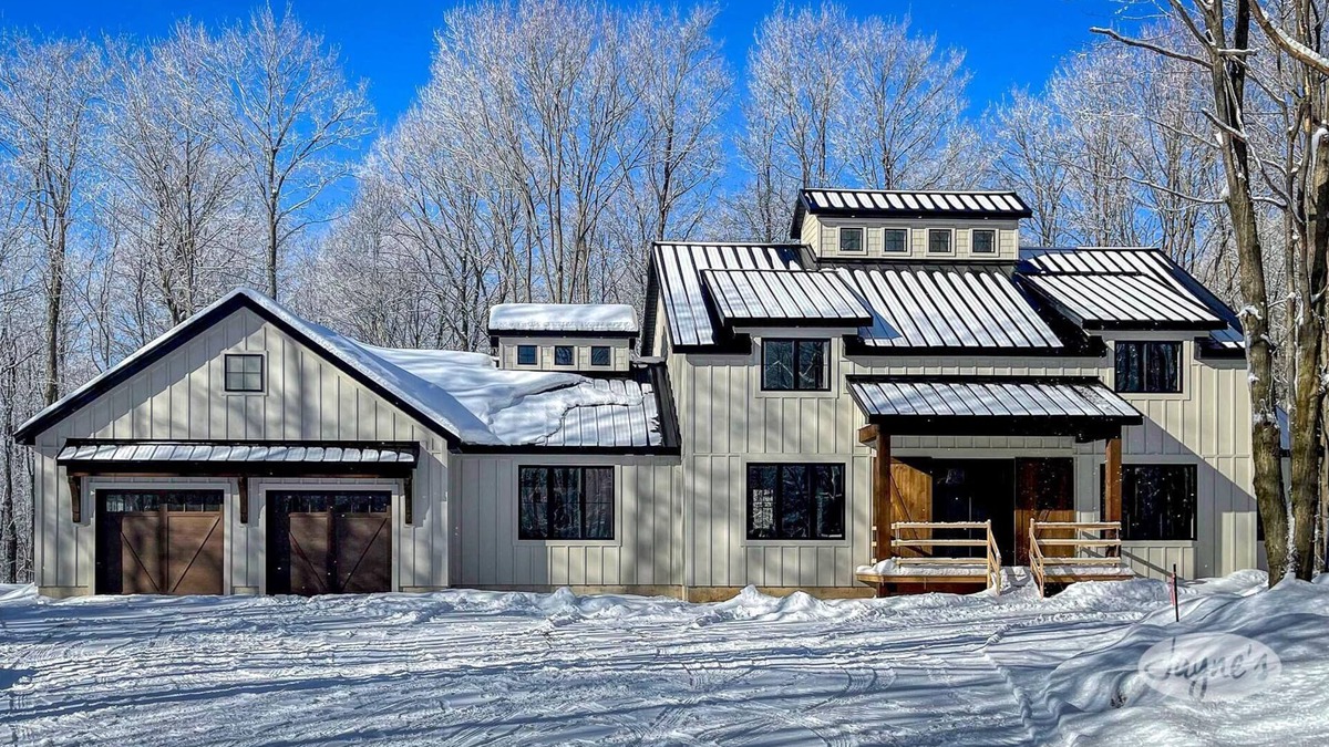 The Blue Mountains Ski Chalet | 4 bed 3 bath home Minutes to Blue Mountain! 25 acres! Privacy!