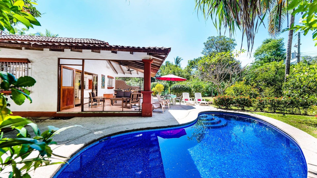 Palm Beach Estates Villa | 4 bed/4 bath w pool and rooftop patio 50m from Beach in Grande