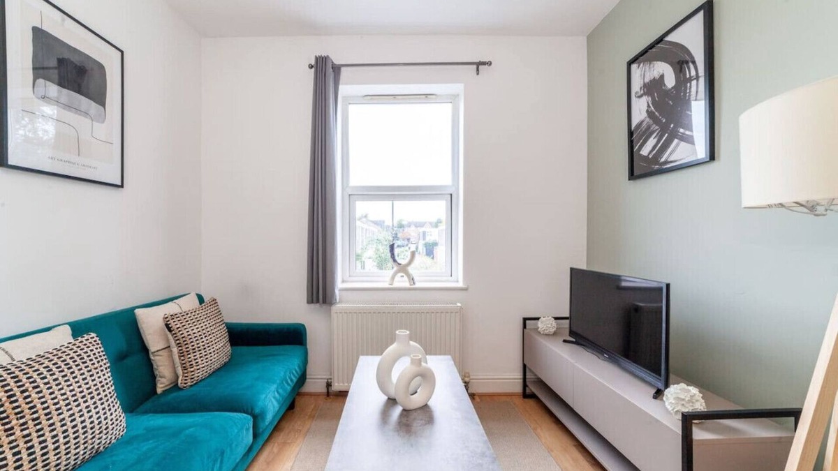 Duckett's Green Apartment | 4 Bed Apartment in Wood Green