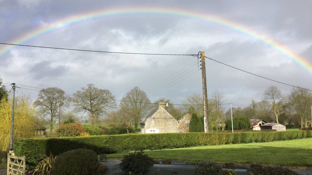 Couesmes-Vauce House | 4 bed/bath farmhouse,grand garden, pool, BBQ, Normandy,Brittany, Pays de Loire