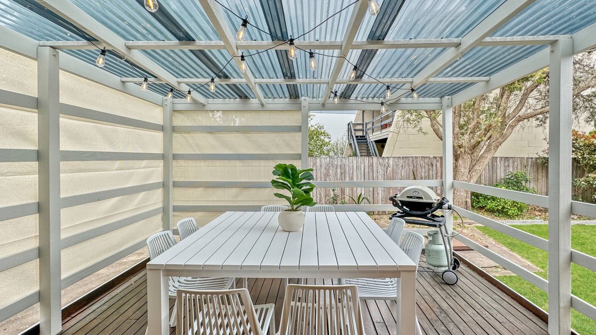 Tomakin House | 4-Bed Beach House with Garden & Alfresco Dining