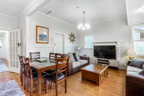 Sandringham House | 4 bed Bungalow - Parking - Netflix - 2 bathrooms