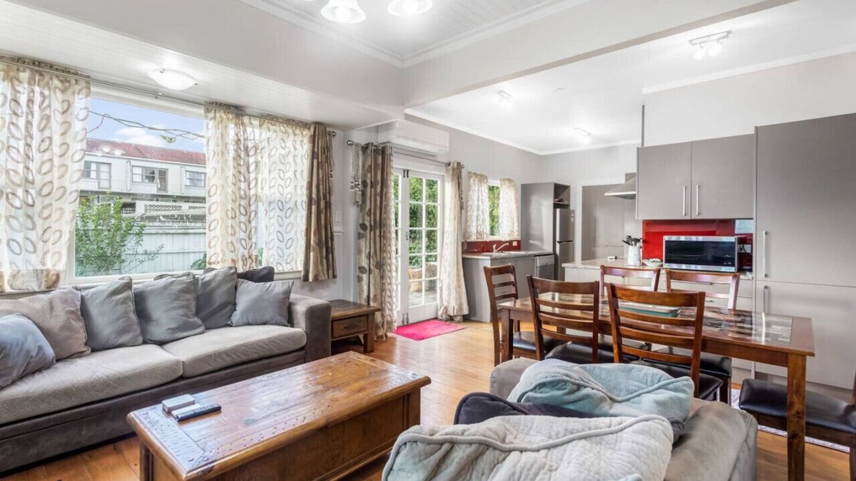 Sandringham House | 4 bed Bungalow | Parking | Netflix | 2 bathrooms