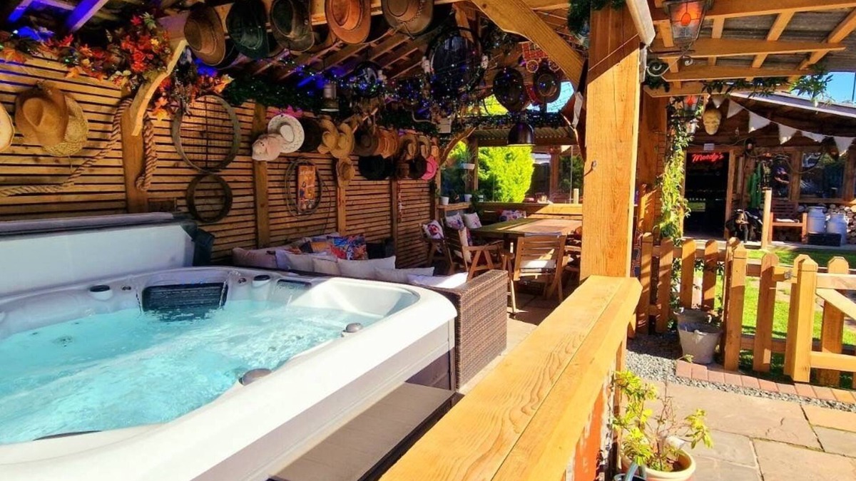 Skegness House | 4 bed Cottage with Hot Tub sleeps 12 pet friendly