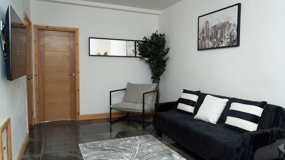 Failsworth House | 4 Bed Failsworth Home, 2.5 Bathrooms including Free Parking, Workspaces