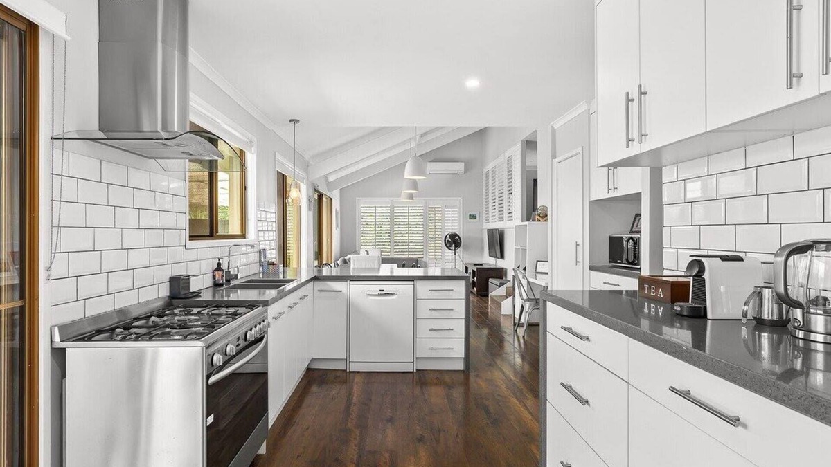 Ferny Hills House | 4-Bed Family Home with Large Entertaining Backyard