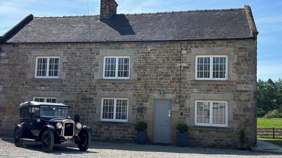Winkhill House | 4 Bed Farmhouse Alton Towers Chatsworth Polar Bear