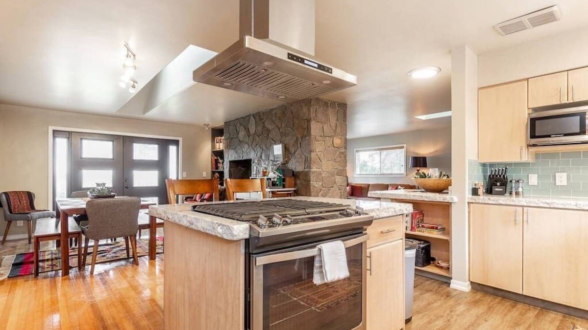 Vancouver House | 4-bed home w GameRoom, FirePit & Saltwater Hot Tub