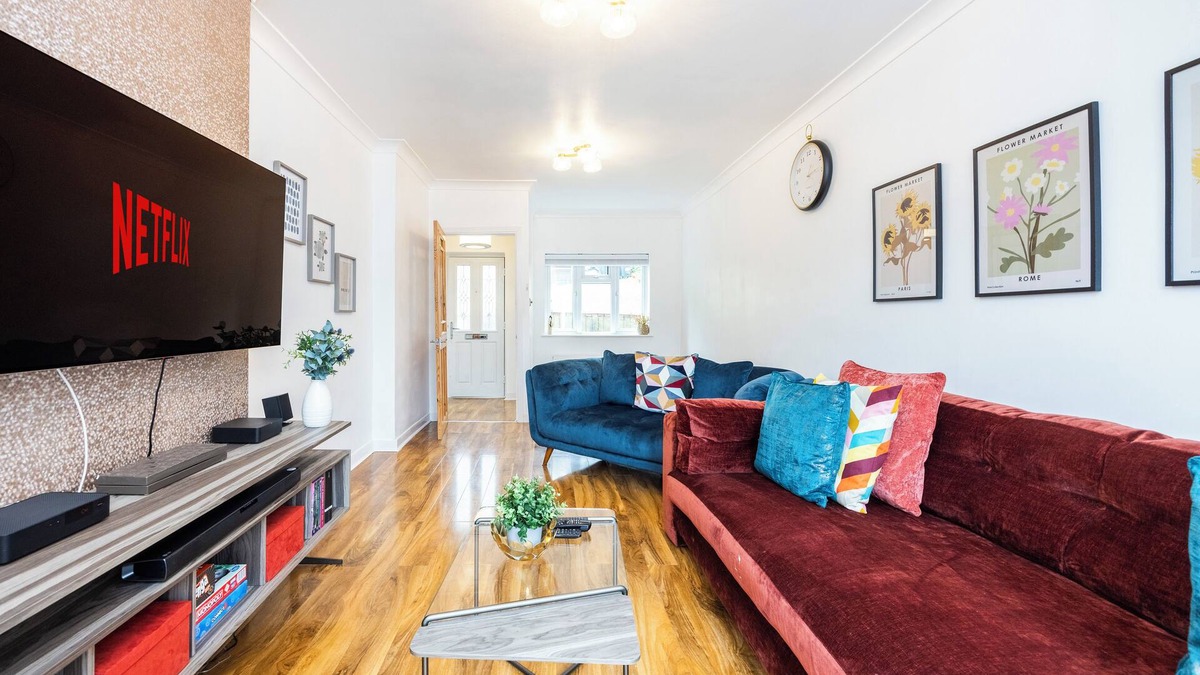 Caterham House | 4 Bed House | Caterham | Sleeps 8 | Contractors | Families