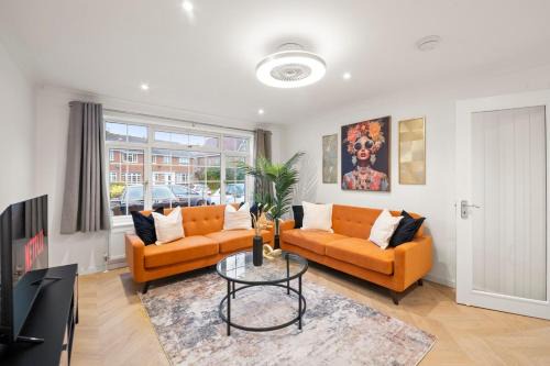 Bray on Thames House | 4 Bed House & Free Parking, Town Centre & Patio