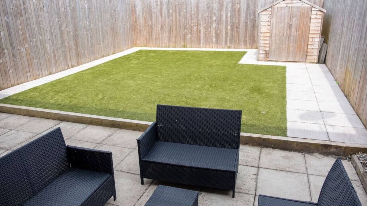 Coatbridge House | 4-Bed House near Glasgow with Parking & Garden