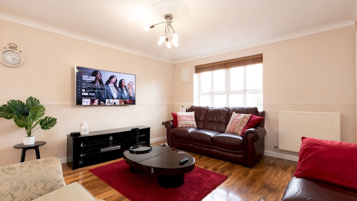 Thamesmead House | 4 Bed House in Greater London + Parking | Pass the Keys