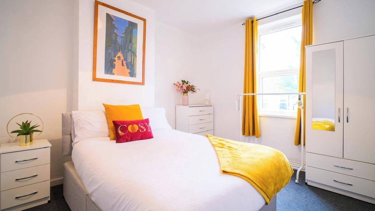 Hanham House | 4 Bed House Sleeps 7-Free Parking- Contractors