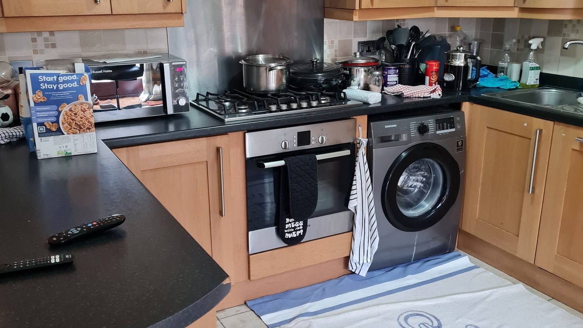 Sherborne St. John House | 4 Bed house with 4 cozy en-suites, large kitchen, 15 mins walk from hospital