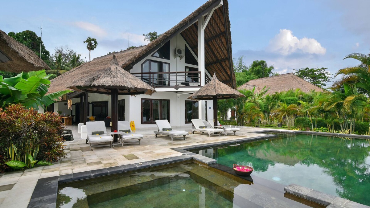 Umeanyar Villa | 4 bed villa directly on the beach. swimming pool with yacuzi